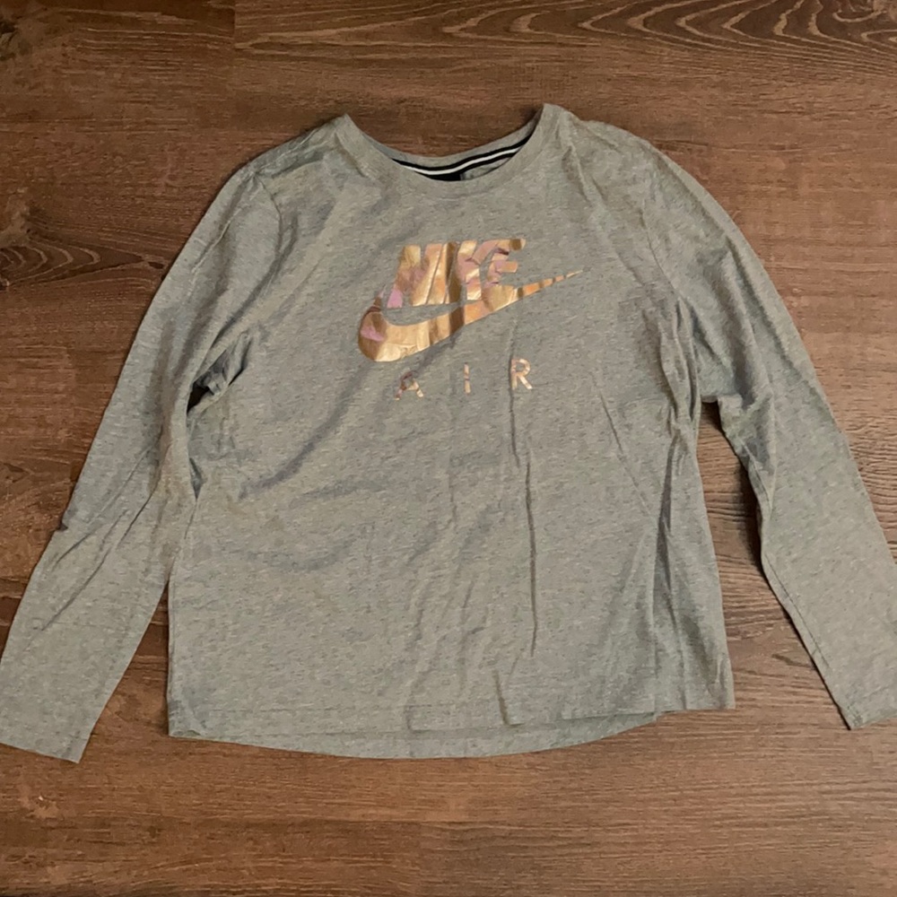 Nike Women’s Air Sportswear Essential Logo Top